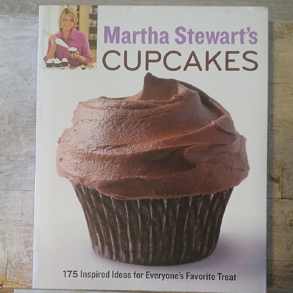 Martha Stewart Cupcakes Book 175 Ideas Paperback First Edition A Baking Guide